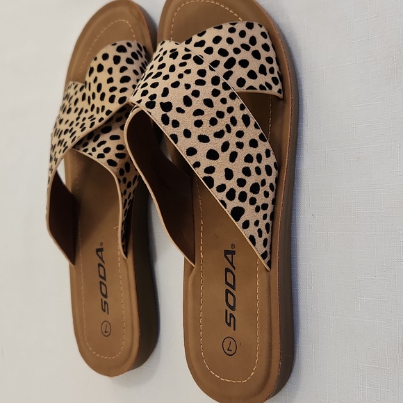 Soda Crisscross Cheetah Slides Sandals. NWOT Size 7 - Picture 4 of 6